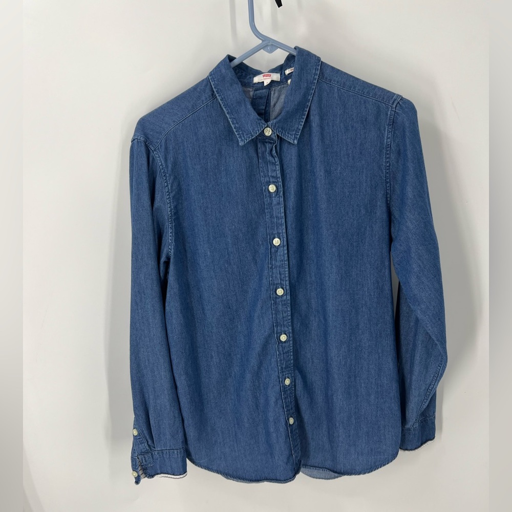 Levi’s boyfriend fit cotton blend, buttons in front and back shirt M